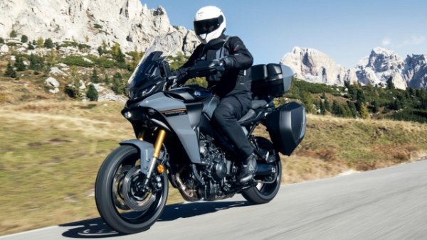 Yamaha Tracer 9 , особено във вариантите GT и GT+ , е типичен пътешественик с популярния 890-кубиков Cp3 трицилиндров двигател. Характеризира се със силен въртящ момент, ниска консумация и поставен в алуминиева рамка, този мотор има мощност от 119 к.с. Неговата електроника се грижи за системи като ABS и контрол на сцеплението на 3 нива Особеностите идват от две 3,5 TFT табла едно до друго. 

С пълен резервоар от 18,7 литра - Tracer 9 в базовата версия тежи  213 кг . Нивото обаче се вдига с Tracer 9 GT, който добавя  полуактивно Kyb окачване , електронно превключване на скоростите, отопляеми дръжки, адаптивни светлини и твърди странични багажници. При тази настройка обаче теглото се повишава до 220 кг , а цената достига 14 699 евро , или с 2 500 евро повече от стандартния вариант. 

Tracer 9 Gt+ допълнително вдига летвата с уникални 7" TFT инструменти, способни да се възползват от всички възможности за свързаност на приложението MyRide, три интегрирани режима на шофиране, круиз контрол и радар. Теглото достига 223 кг , а цената - 16 499 евро.


